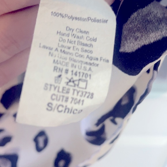 Size small tie front leopard blouse - Picture 4 of 5